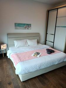 Giường trong phòng chung tại Almas suites 2Pax Studio NETFLIX100mbps By STAY +52 ảnh
