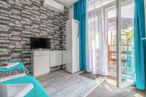 un dormitorio con una pared cubierta por escrito. en Bratislava -apartment near the City center with a balcony en Bratislava