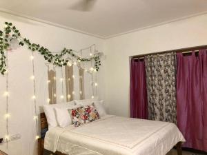 een slaapkamer met een bed met verlichting bij Studio in Riviera Sublime in Siolim
