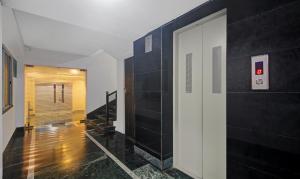 a bathroom with black and white walls and a elevator at Treebo Naman'S Inn Near Kalighat Mandir in Kolkata