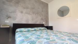 una camera da letto con un letto con un piumone di Casa Vacanze "Machí" a Senigallia