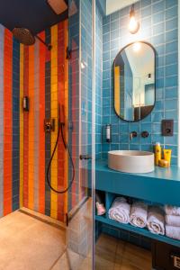 ein Bad mit einem Waschbecken und einem Spiegel in der Unterkunft P6 Antwerp in Antwerpen