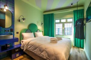 sypialnia z dużym łóżkiem i umywalką w obiekcie P6 Antwerp w Antwerpii