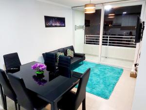 a dining room with a black table and black chairs at Arriendo Diario En La Playa Sector Casino ENJOY in Coquimbo