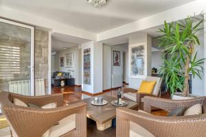 ein Wohnzimmer mit einem Tisch und Stühlen in der Unterkunft Apartman Marija LUX in Sveti Stefan