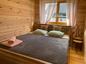 Llit o llits en una habitació de Ragaciema Skadiņi