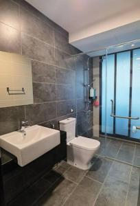 ヌサジャヤにあるAlmas Suites Youtube Netflix 100mbps By STAYの白い洗面台とトイレのあるバスルーム