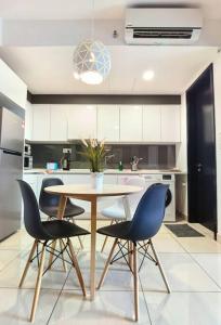 ヌサジャヤにあるAlmas Suites Youtube Netflix 100mbps By STAYのキッチンにテーブルと椅子がある