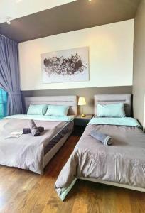 ヌサジャヤにあるAlmas Suites Youtube Netflix 100mbps By STAYのベッドルーム(ベッド2台、ランプ付) +76枚の写真