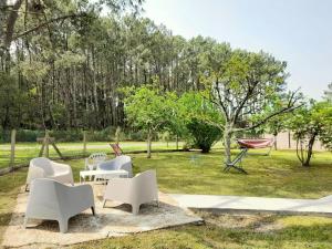 un grupo de sillas y una hamaca en un parque en L'OREE DE LA PLAGE, 15 pers, Charmante Maison rénovée à Vieux-Boucau, en Vieux-Boucau-les-Bains