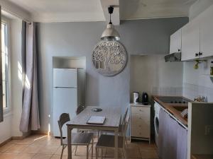 坎城的住宿－Saint Dizier，厨房配有桌椅和冰箱。