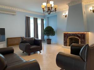 a living room with two chairs and a fireplace at Laguna Hotel in Ureki
