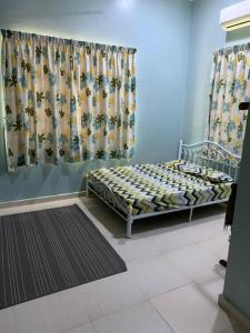 um quarto com uma cama e uma cortina em Desa Hana Homestay em Kuala Terengganu