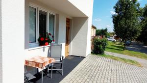 a table and chairs on the side of a house at Apartmán Jaruška in Týn nad Vltavou