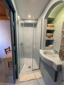 La salle de bains est pourvue d'une douche et d'un lavabo. dans l'établissement Pappou's Traditional Cottage at Epano Elounda, à Elounda