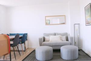 sala de estar con sofá y mesa con taburetes en Air'BABY - 1 à 6 PERSONNES - Colomiers Centre en Colomiers