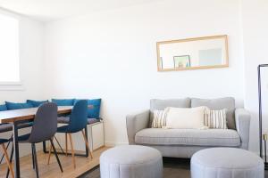 ein Wohnzimmer mit Sofa, Tisch und Stühlen in der Unterkunft T4 Pro Groupes - 5min Airbus - 6pers - Parking in Colomiers