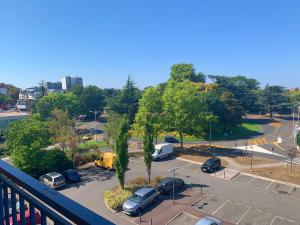 un parking avec des voitures garées sur un parking dans l'établissement Air'BABY - 1 à 6 PERSONNES - Colomiers Centre, à Colomiers