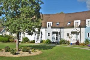 Κήπος έξω από το Charming Lake House nature retreat in Cotswold Water Park, South Cerney near Cirencester