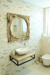Koupelna v ubytování Apartman i Studio Smrikve + 35 fotografií