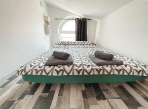 ein Schlafzimmer mit einem Bett mit Kissen darauf in der Unterkunft Apartman i Studio Smrikve in Pula