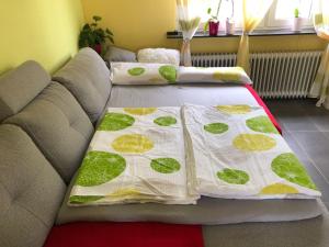 un sofá con dos almohadas encima en Traumhaftes Apartment in Mönchengladbach Ohler en Mönchengladbach