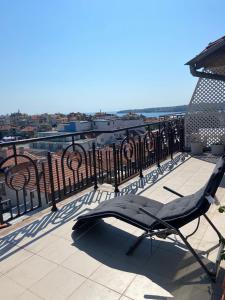 einen Stuhl auf einem Balkon mit Aussicht in der Unterkunft Family Hotel Verona in Sozopol
