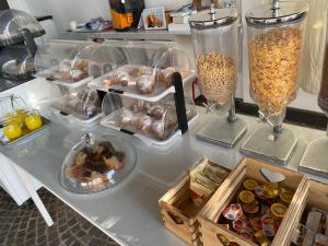 - un buffet composé de différents types de plats et de verres à vin dans l'établissement Zia Bi Bed and Breakfast, à Naples