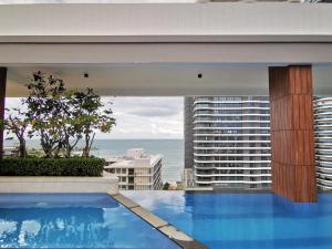 een zwembad met uitzicht op een gebouw bij RIVA Hotel SHV in Sihanoukville
