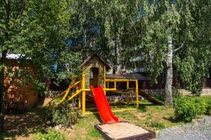 un parque infantil con una casa y un tobogán en Hotel Sofia, en Polatsk