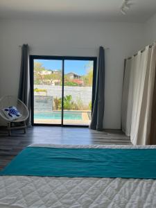 um quarto com uma porta grande e vista para a piscina em Villa de Luxe Mon Voyage 500m de la plage em Albion