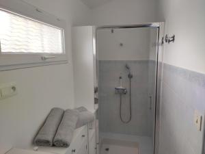 a bathroom with a shower with a glass door at Charmante maisonnette à 2 min du Centre Ville in Casteljaloux