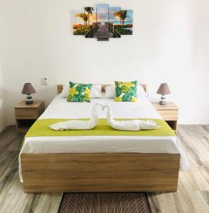 um quarto com uma cama grande e 2 candeeiros em Villa de Luxe Mon Voyage 500m de la plage em Albion