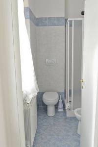 łazienka z toaletą i umywalką w obiekcie Miluna B&B w mieście Nocera Umbra