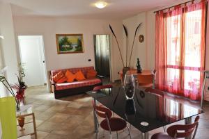 ein Wohnzimmer mit einem Sofa und einem Tisch in der Unterkunft Miluna B&B in Nocera Umbra