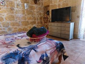 Μια τηλεόραση ή/και κέντρο ψυχαγωγίας στο The LYNDEE HOUSE