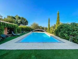 - une piscine au milieu d'une cour dans l'établissement Studio du sentier des ocres, à Roussillon