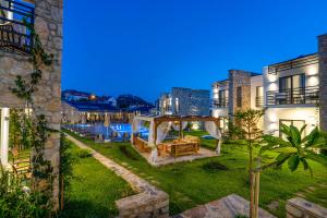 vistas al patio trasero de una casa con cenador en DADYA BORA HOTEL, en Emecik