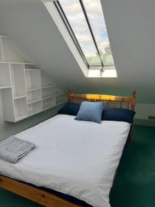 オックスフォードにあるLake Street Accommodationのベッドルーム1室(大型ベッド1台、窓付)