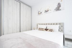 1 dormitorio blanco con 1 cama grande y paredes blancas en Angel Flat, en Oradea