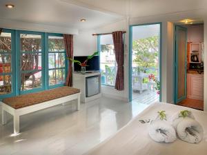 ein Zimmer mit einem Bett mit Kissen darauf in der Unterkunft Sand Sea Beach Resort in Lamai