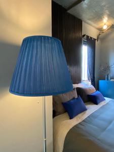 Postel nebo postele na pokoji v ubytování Kaia Gallery Hotel Hoi An