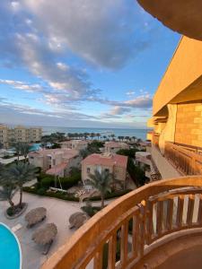 balkon z widokiem na miasto i ocean w obiekcie Apartment for kitesurflovers w mieście Hurghada