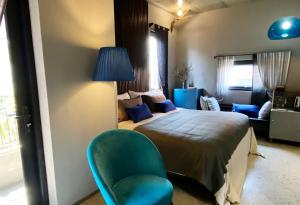 Postel nebo postele na pokoji v ubytování Kaia Gallery Hotel Hoi An