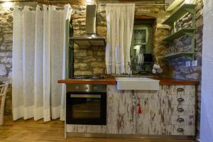 A kitchen or kitchenette at Kalochori Luxury Cottage Még 37 kép