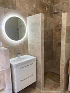 a bathroom with a sink and a mirror at Charmant Studio dans villa - parking - jardin in La Seyne-sur-Mer +4 photos