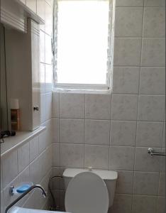 bagno bianco con servizi igienici e finestra di Paganatos Place a Sívros
