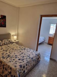 トレビエハにあるBungalow Torrevieja Argonautasのベッドルーム1室(ベッド1台付)と部屋のドア1室が備わります。