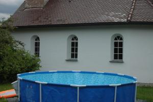 ArgenbühlにあるAltes Schulhausの白い家の前の青い浴槽