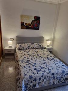 トレビエハにあるBungalow Torrevieja Argonautasのベッドルーム1室(青と白の掛け布団付きのベッド1台付)